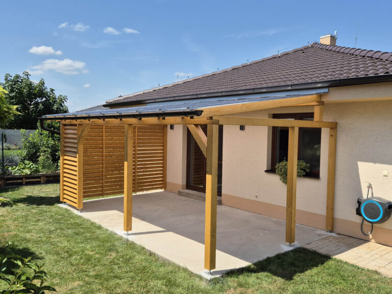 Drevená pergola s plným mliečnym polykarbonátom a s tienením